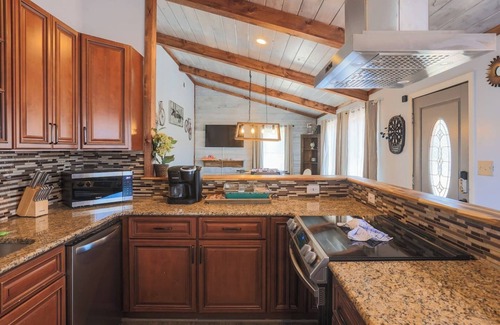 Gatlinburg Cottage | 3B 2 bath Cottage w Pool Hottub Close to Main st