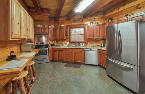 Cosby Cabin | 3bd/4ba on Acre/Indoor Heated Pool/Theater/Hot Tub/Billiards/Wifi/FirePit/Hike