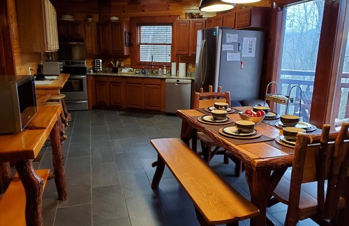 Cosby Cabin | 3bd/4ba on Acre/Indoor Heated Pool/Theater/Hot Tub/Billiards/Wifi/FirePit/Hike