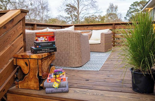 Dothan House | 3BD Adult Retreat - Fire Pit, Putting Green, Mins to DT