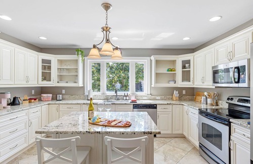 Virginia Park House | 3BD Coastal Getaway - Pool, Mini Golf & Billiards