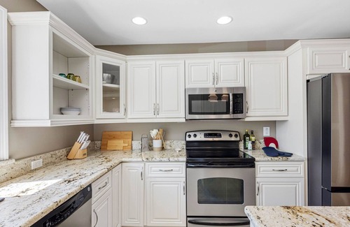 Virginia Park House | 3BD Coastal Getaway - Pool, Mini Golf & Billiards