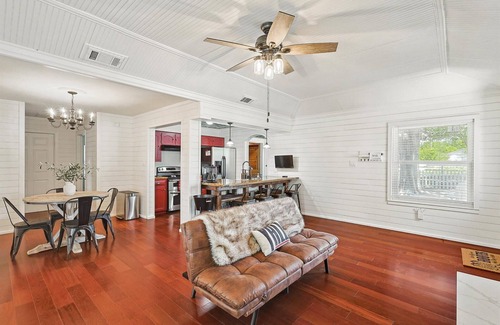 McKinney House | 3BD Farmhouse Country Living - Pool, Patio, Firepit