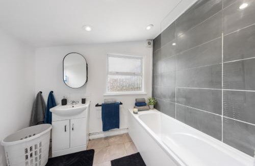 Gillingham House | 3Bd House-Long Stays Welcome