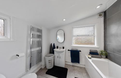 Gillingham House | 3Bd House-Long Stays Welcome