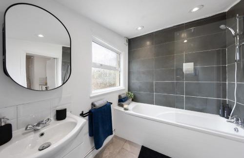 Gillingham House | 3Bd House-Long Stays Welcome