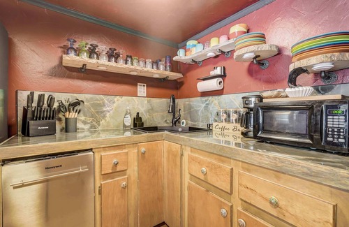 Florissant House | 3bd Mnt Views, Hot Tub, Fire Pit, & Grill