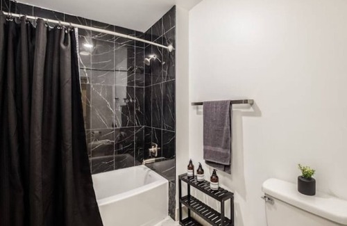 Third Ward Apartment | 3BD Modern Condo in DT CHA w/ Free Parking
