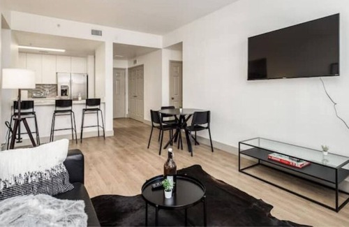 Third Ward Apartment | 3BD Modern Condo in DT CHA w/ Free Parking