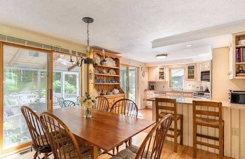 Monterey House | 3bd Near Lake w Kayaks & Shared Tennis & Pickleball Court !