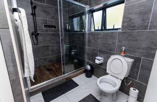 North-West District Apartment | 3BD Poolside Paradise Fast Starlink Wi-Fi Near CBD and Airport