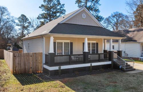 East Raleigh House | 3BD Retreat - Hot Tub & BBQ - Near NCSU & Downtown