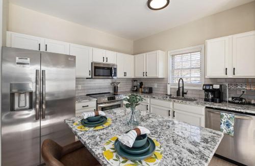 East Raleigh House | 3BD Retreat - Hot Tub & BBQ - Near NCSU & Downtown