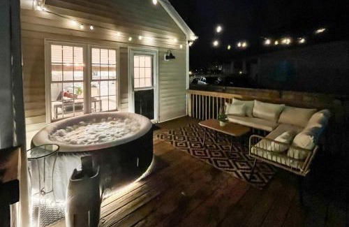 East Raleigh House | 3BD Retreat - Hot Tub & BBQ - Near NCSU & Downtown