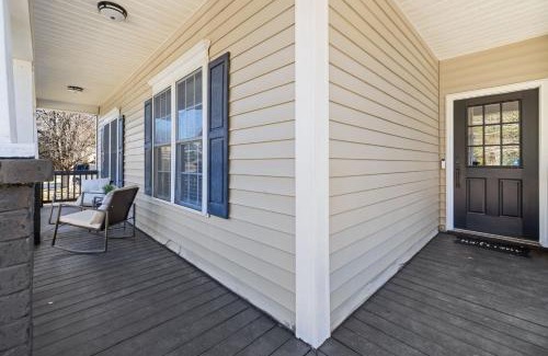 East Raleigh House | 3BD Retreat - Hot Tub & BBQ - Near NCSU & Downtown