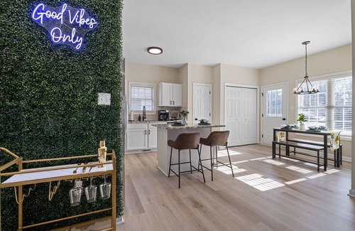 East Raleigh House | 3BD Retreat + Hot Tub & BBQ + Near NCSU & Downtown