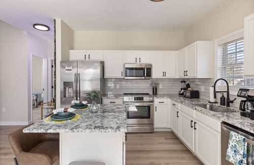 East Raleigh House | 3BD Retreat + Hot Tub & BBQ + Near NCSU & Downtown