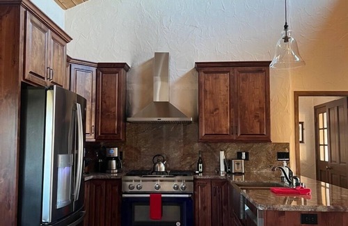 Atascadero House | 3bd, sleeps 8, just 20 minutes from Sensorio in the heart of the Central Coast