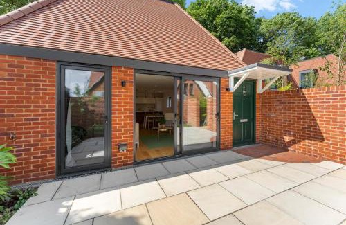 Coulsdon West Apartment | 3bd Stylish Modern l FREE Parking