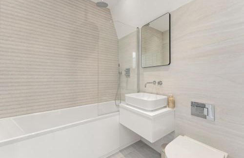 Coulsdon West Apartment | 3bd Stylish Modern l FREE Parking