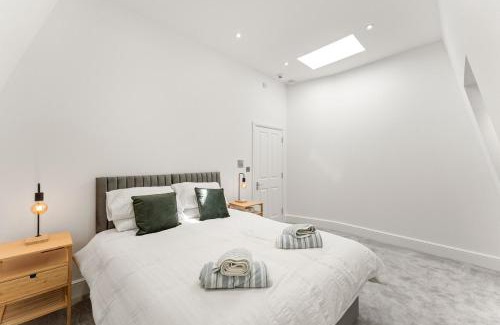 Coulsdon West Apartment | 3bd Stylish Modern l FREE Parking