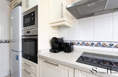 Torrequebrada Ski Chalet | 3Bd townhouse Jacuzzi , Sea view , pool , private garage
