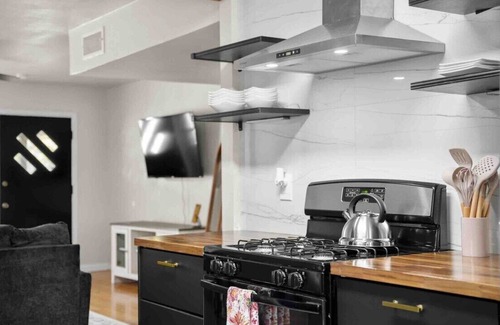 Bay Area House | 3BDR+Central+PetsOK+Yard+BBQ+LamarPark