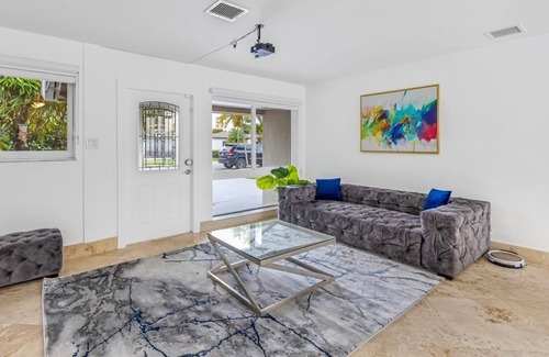 Dania Beach Villa | 3BDR Villa-Private pool-4 min Dania Beach-8ppl