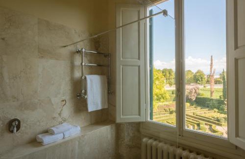 Oltrarno Apartment | 3bdrm luxury Apartment in Tuscan Villa,Private Estate, shared Swimmingpool