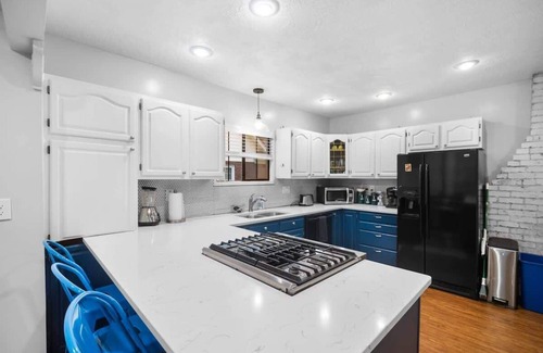 Spokane House | 3bed/2bath-Audubon Park w/garage& Wifi