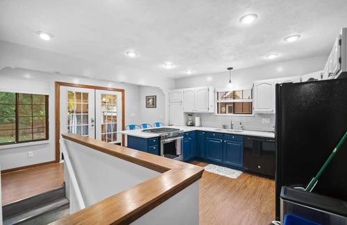 Spokane House | 3bed/2bath-Audubon Park w/garage& Wifi