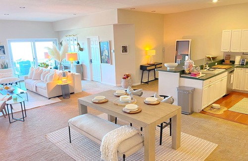 Petoskey Condo | 3bed -2bath Retreat Sleeps up to 9 w/Amenities+LargerTerrace+Bay Views+Office
