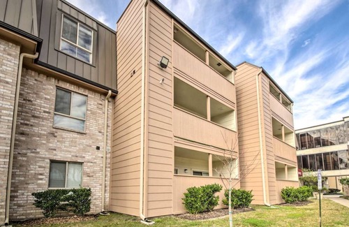 South Main Condo | 3bed/2bath sleeps 8 near NRG Stadium, Medical Center, Downtown Houston, Galleria