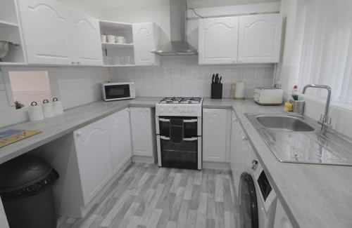 Leamington Spa Apartment | 3Bed Central Flat - free parking