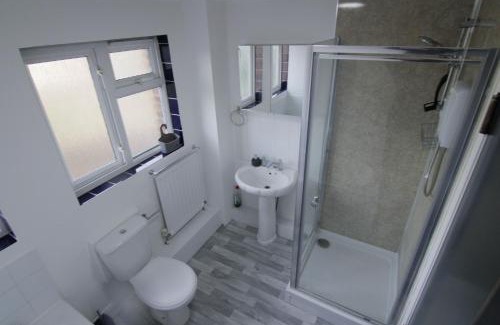 Leamington Spa Apartment | 3Bed Central Flat - free parking