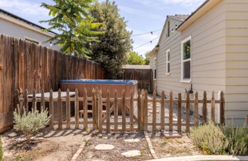 Bakersfield House | 3bedroom house close to several hospitals w/HOT TUB in pleasant La Cresta area.