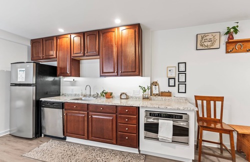 South Louisville House | 3BR/1.5BA Greetings From Louisville next door to Churchill!
