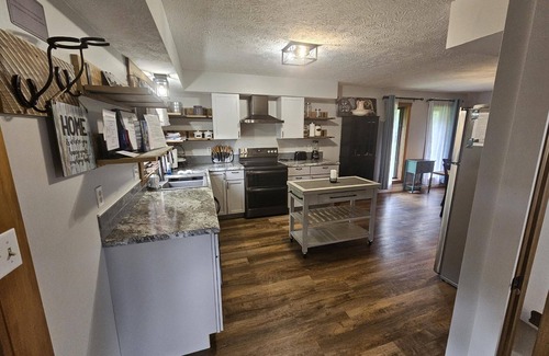Nashville House | 3BR, 2 BA House, great sunset view, close to town.