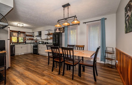 Nashville House | 3BR, 2 BA House, great sunset view, close to town.
