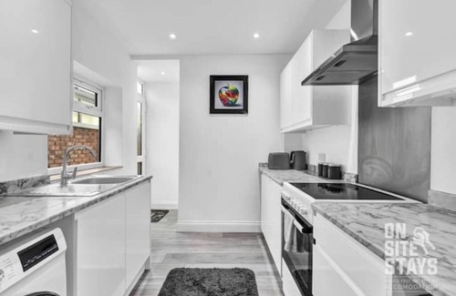 Offham House | 3BR, 2 bath, driveway, garden