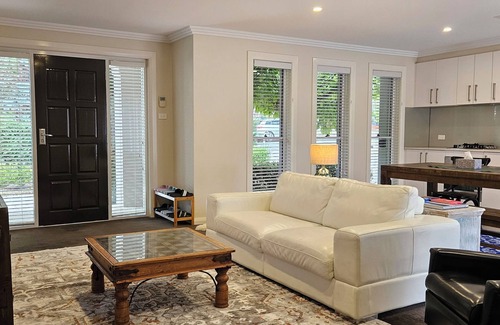 Campbell House | 3BR/2BA/2CAR Garage+/Duplex in Central Canberra/near Airport/War Memorial etc