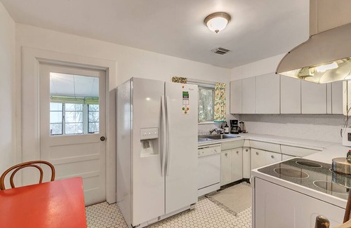 Yalaha House | 3BR, 2BA Charming 1920s Lake Estate w hot tub & Beautiful Boat Dock. Sleeps 7