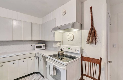 Yalaha House | 3BR, 2BA Charming 1920s Lake Estate w hot tub & Beautiful Boat Dock. Sleeps 7