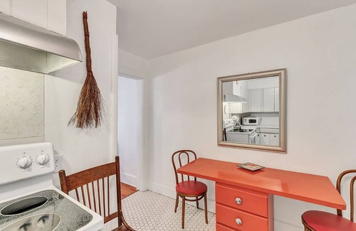 Yalaha House | 3BR, 2BA Charming 1920s Lake Estate w hot tub & Beautiful Boat Dock. Sleeps 7
