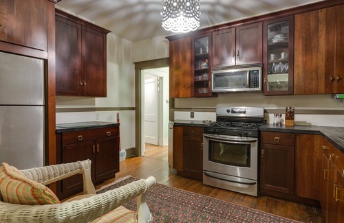 Cooper-Young Historic District House | 3BR 2BA Dynamite Cooper Young Craftsman 2 blocks from Cooper Young intersection!