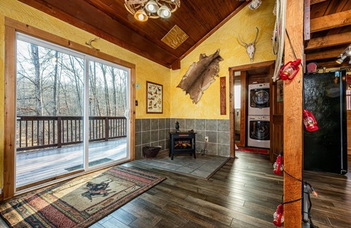 Nashville Cabin | 3BR, 2BA Log Cabin