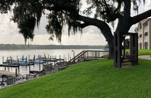 Welaka Condo | 3BR 2BA riverfront condo with a boat slip