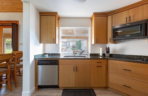 Arroyo Grande House | 3BR/4 Beds Resort Feel w/Pool, Spa, & Backyard. 5 Mins to Beach. Pet-Friendly!