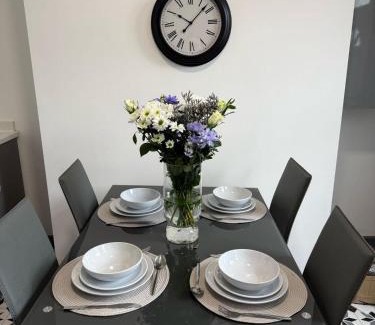 Thatto Heath House | 3BR Accommodation in St Helens - Sleeps 6