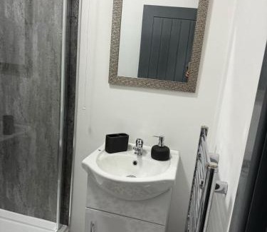 Thatto Heath House | 3BR Accommodation in St Helens - Sleeps 6